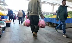Semt pazarında yurttaşlar hayat pahalılığından yakındı: 'Asgari ücreti veren pazara çıkıp alışveriş yapsın'