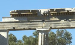 Teos'un taşları 2 bin 200 yıllık tarihi gün yüzüne çıkarıyor