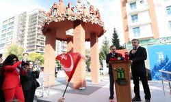 Tepebaşı'nda 'Atatürk ve Dünya Çocukları' temalı kolektif anıt açıldı