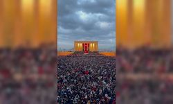 Türk Yıldızları'ndan 29 Ekim'e özel Anıtkabir üzerinde saygı uçuşu