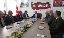 Ümit Özdağ, Antalya Toptancı Hal Yaş Sebze ve Meyve Komisyoncuları Derneği'ni ziyaret etti