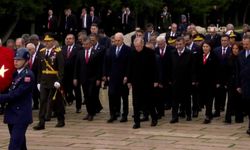 Cumhurbaşkanı Erdoğan ve Özgür Özel Ata'nın huzuruna beraber çıktı