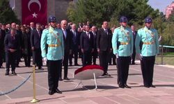 Yeni yasama yılı başlıyor... TBMM'deki Atatürk Anıtı önünde tören düzenlendi