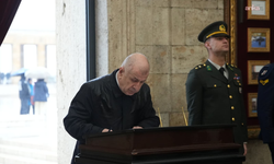 Zafer Partisi Genel Başkanı Özdağ, partisinin Gençlik Kolları İl Başkanları ile Anıtkabir'i ziyaret etti