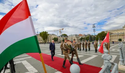 TBMM Başkanı Kurtulmuş'tan Meçhul Asker Anıtı'na çelenk