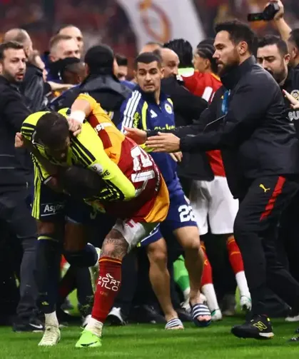 Derbideki kavga dünyada manşet oldu!