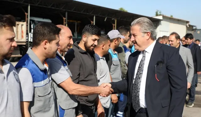Kayseri Melikgazi mesaiye bayramlaşarak başladı
