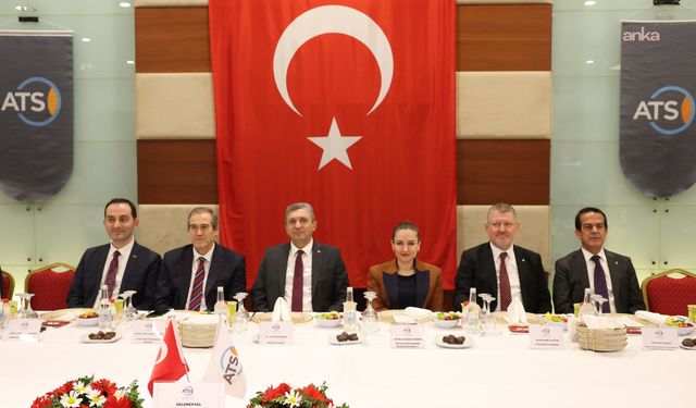Antalya Büyükşehir Belediye Başkan Vekili Özdemir, iş dünyası temsilcileri ile iftarda bir araya geldi