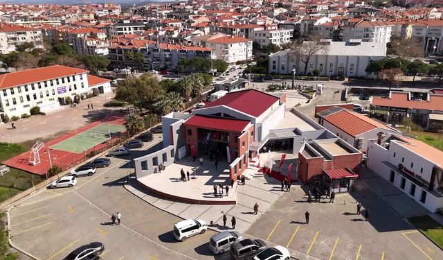 Ayvalık Belediyesi Rauf Denktaş Kültür Merkezi kapılarını açtı