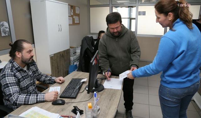 Edremit Belediyesi'nden ihtiyaç sahibi vatandaşlara alışveriş kartı desteği