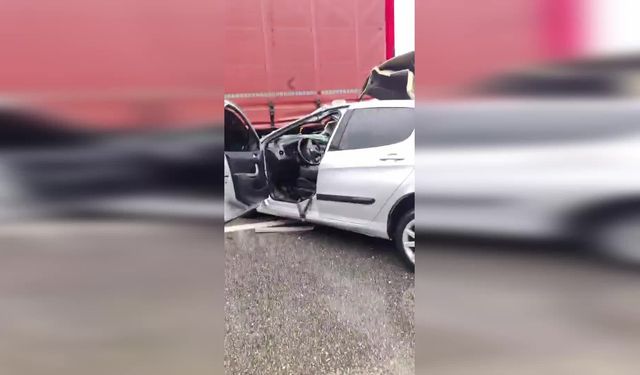 Hopa'da otomobil park halindeki tıra çarptı, 2 kişi hayatını kaybetti