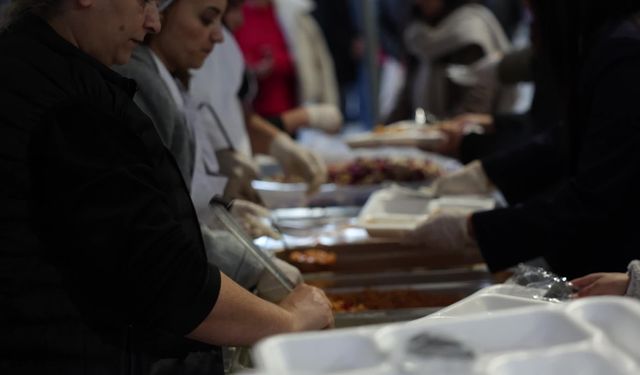 Manavgat Belediyesi, Sarılar Mahallesi'nde binlerce kişiyi iftar sofrasında buluşturdu