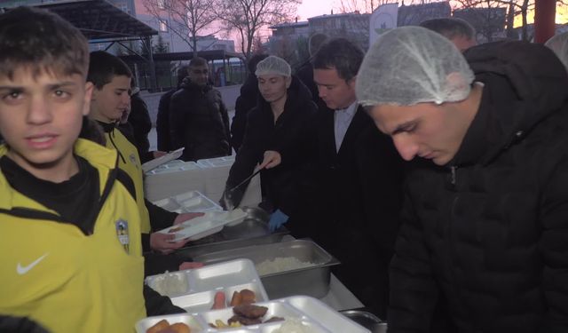 Osmangazi Belediye Başkanı Aydın, Panayır'da kurulan iftar sofrasında vatandaşlarla buluştu