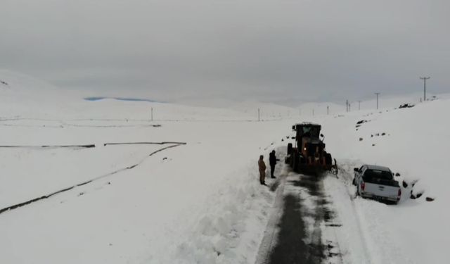 Tuzluca'da kar nedeniyle kapanan köy yolları açılıyor