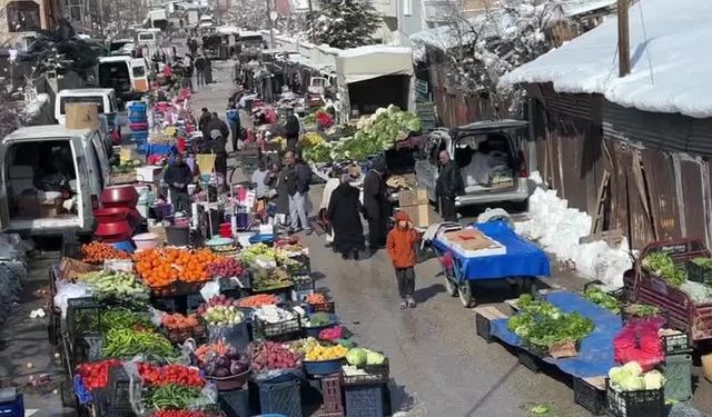 Van'da cuma pazarında vatandaştan tepki: 'Bu enkazdan kurtulmak için sandığın gelmesi gerek'