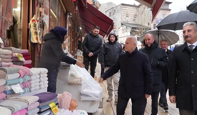 Bursa Büyükşehir Belediye Başkanı Bozbey, çarşı esnafıyla bayramlaştı