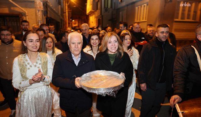 Bursa Büyükşehir Belediye Başkanı Bozbey, Namık Kemal Mahallesi'nde vatandaşlarla sahur yaptı