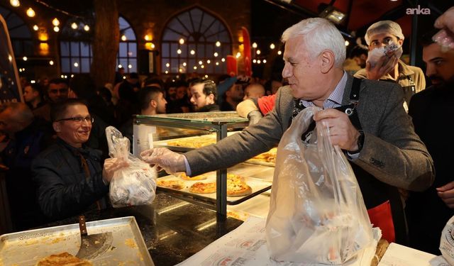 Bursa Büyükşehir Belediye Başkanı Bozbey, sahurda vatandaşlara tahanlı pide ve simit ikram etti
