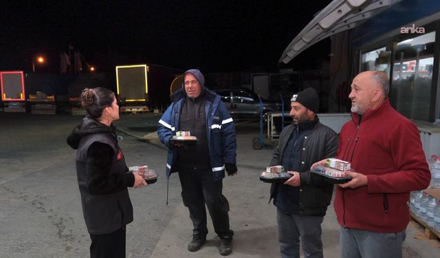 Ceyhan Belediye Başkan Vekili Yıldız'dan gece mesaisindeki vatandaşlara sahurluk ikramı