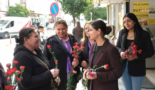 Ceyhan'da 8 Mart'ta kadınlara çiçek sürprizi