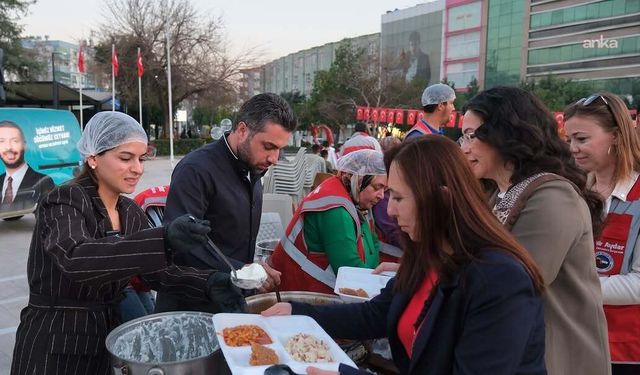Ceyhanlılar, 15'inci kez Cumhuriyet Meydanı'nda birlikte iftar yaptı