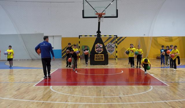 Dördüz kardeşler, Mersin Büyükşehir Belediyesi'nin kurslarıyla sosyal becerilerini geliştiriyor