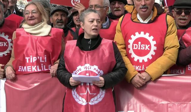 Emekliler taleplerini Eminönü'nden bir kez daha seslendirdi: En düşük emekli maaşı, insanca yaşam seviyesine yükseltilmiş asgari ücret kadar olsun; tüm emeklilere açlık sınırının üstüne taşıyacak seyyanen zam yapılsın