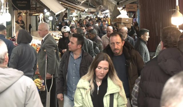 İzmir'de Arife günü Havra Sokağı'nda kalabalık var, satış yok... Esnaf: 'İşler yüzde 70 düştü'