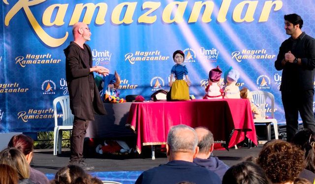 Muratpaşa Belediyesi'nin Ramazan Çarşısı ziyaretçilerini ağırlıyor