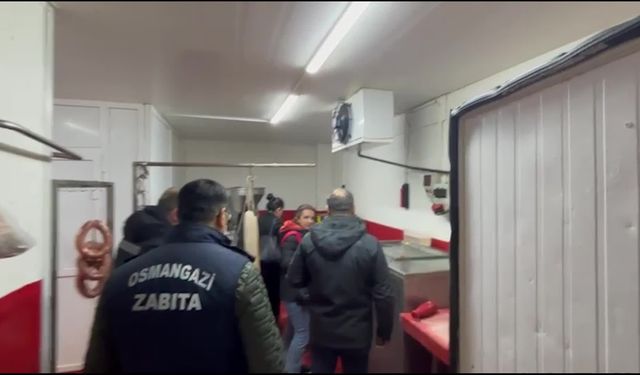 Osmangazi Zabıtası, tüketilmesi sakıncalı olduğu tespit edilen yaklaşık 700 kilogram sucuğu imha etti