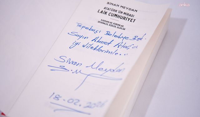 Sinan Meydan, yeni kitabını Tepebaşı Belediye Başkanı Ataç için imzaladı