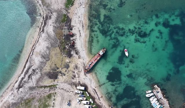 Urla Demircili Koyu'nda 'kaçak hurda gemi' nöbeti devam ediyor