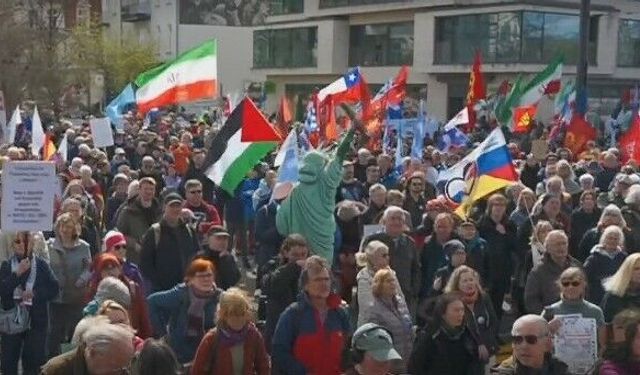 Almanya'da savaşa ve nükleer silahlanmaya karşı yürüyüşler düzenlendi