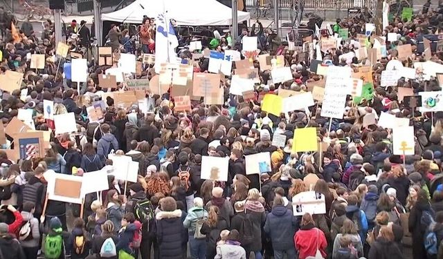 Almanya'nın birçok şehrinde hükümetin enerji politikalarına protesto
