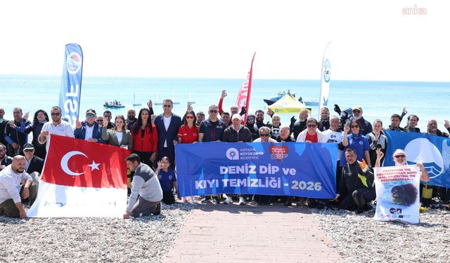 Antalya Büyükşehir Belediyesi'nden Konyaaltı Sahili'nde deniz dibi ve kıyı temizliği
