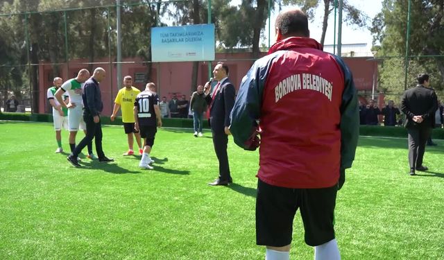 Bornova Belediyesi'nde dostluk sahaya taşındı