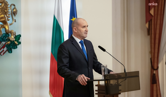 Bulgaristan'da eski Cumhurbaşkanı Radev'in partisi seçimleri önde götürüyor; koalisyon arayışı gündemde