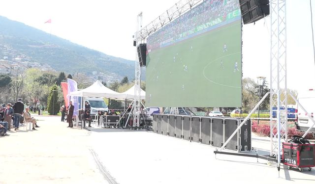 Bursasporlular, Ankara Demirspor maçını Büyükşehir Belediyesi'nin kurduğu dev ekrandan takip etti