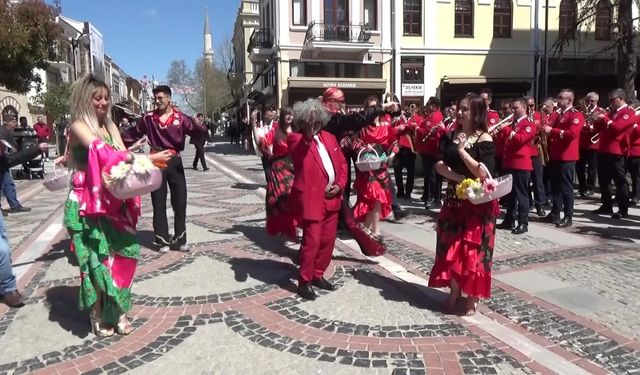Edirne'de Romanlar Günü etkinlikleri kapsamında sokaklarda renkli görüntüler oluştu