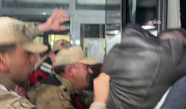 Gülistan Doku'nun yakınlarından, tutuklanan Mustafa Türkay Sonel ve koruma polisi Şükrü Eroğlu'na adliye çıkışında tepki