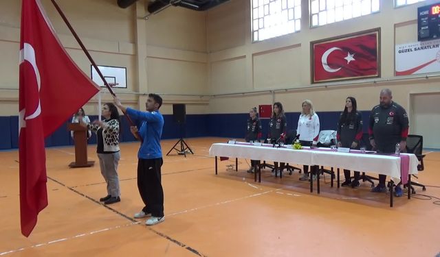 Millî Kadın Futbol Takımı, İsviçre maçı için bulunduğu Sinop'ta öğrencilerle bir araya geldi