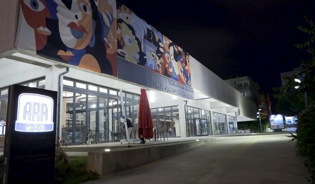 Muratpaşa Belediyesi'nden şiir ve müzik dolu gece... 'Unutulmayan Dizeler ve Ezgiler' seslendirildi