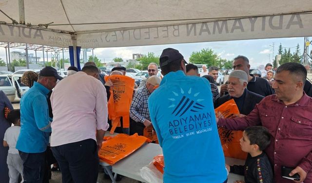 Adıyaman'da bayram öncesi vatandaşlara kurban poşeti dağıtıldı