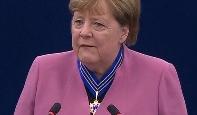 Almanya eski Başbakanı Merkel'e Avrupa Birliği'nin en yüksek liyakat nişanı