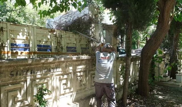 Antalya Büyükşehir Belediyesi, mezarlıkları Kurban Bayramı'na hazırlıyor