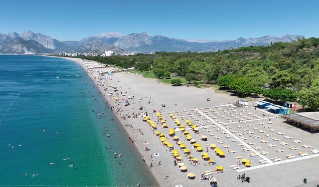Antalya'da sahiller yaza hazırlanırken yayla yollarında kar mesaisi sürüyor
