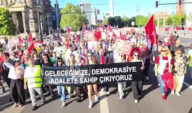 Berlin'de mutlak butlan kararı ve CHP Genel Merkezi'ne yapılan polis müdahalesine protesto