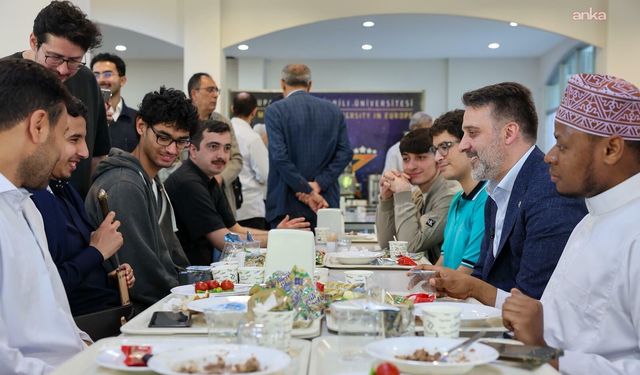 Bursa Büyükşehir Belediyesi Başkan Vekili Biba, bayram sabahı öğrencilerle buluştu