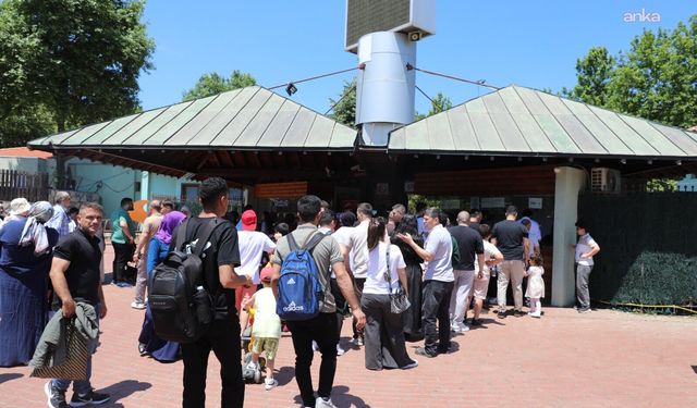 Bursa Büyükşehir Belediyesi Hayvanat Bahçesi'ne bayramda yoğun ilgi