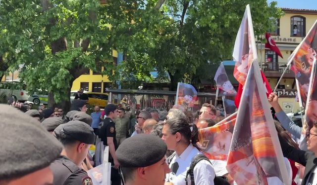 Bursa'da 19 Mayıs yürüyüşüne polis barikat kurdu, yürüyüş müzakereyle yapıldı